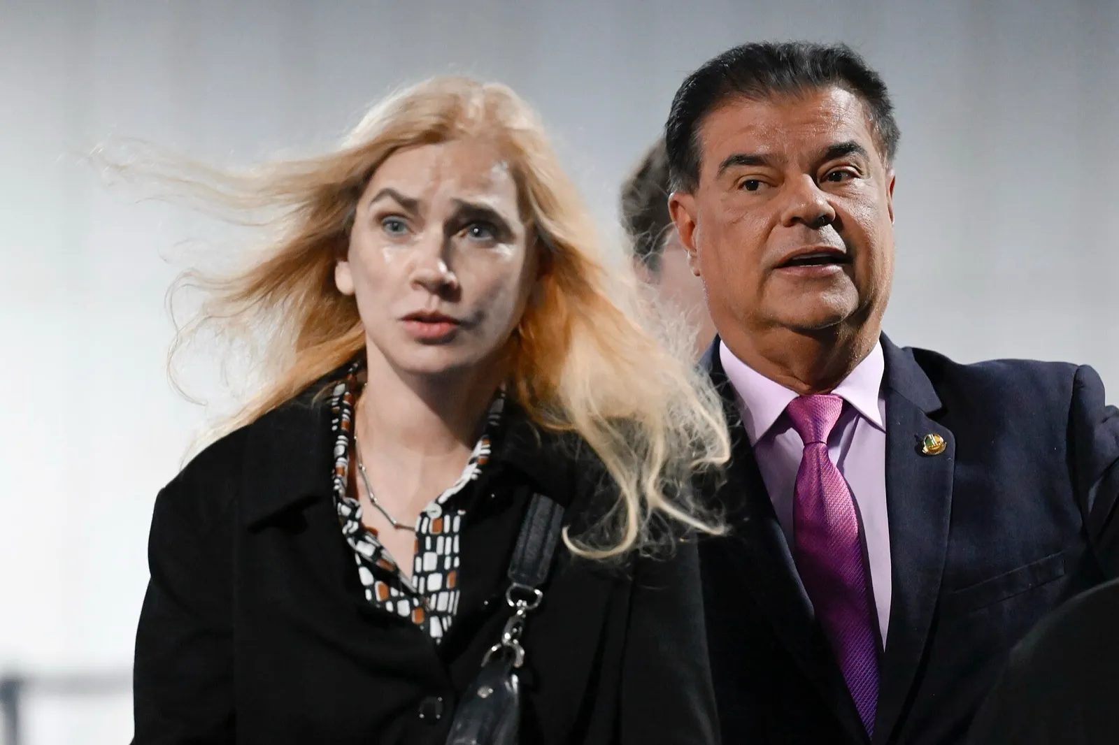 A representante da União Europeia no Brasil, Marian Schuegraf, e o senador Nelsinho Trad, de terno escuro e gravata roxa, aparecem lado a lado no Senado.