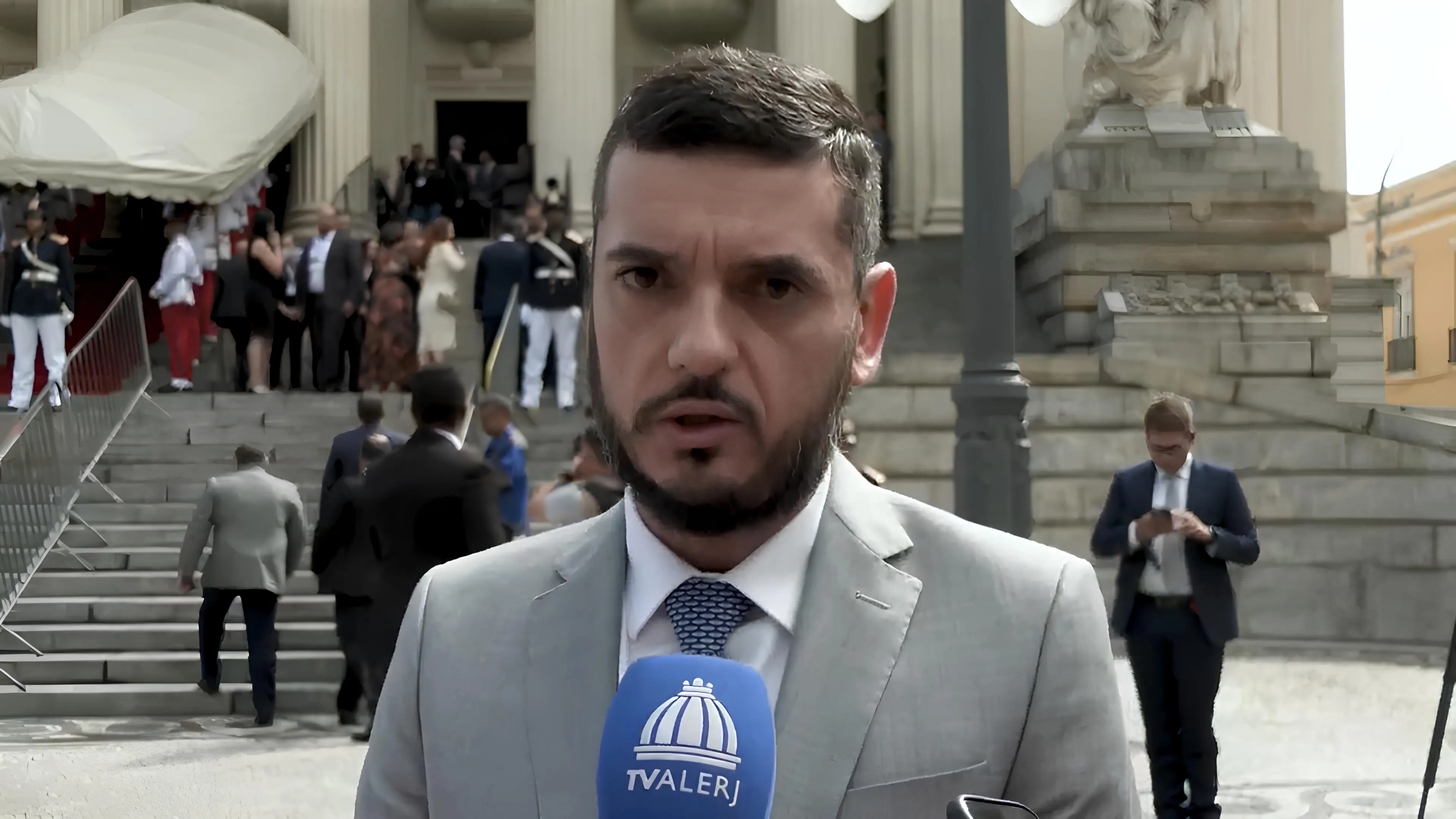 Rodrigo Bacellar fala diante do prédio da Assembleia Legislativa do Rio de Janeiro.
