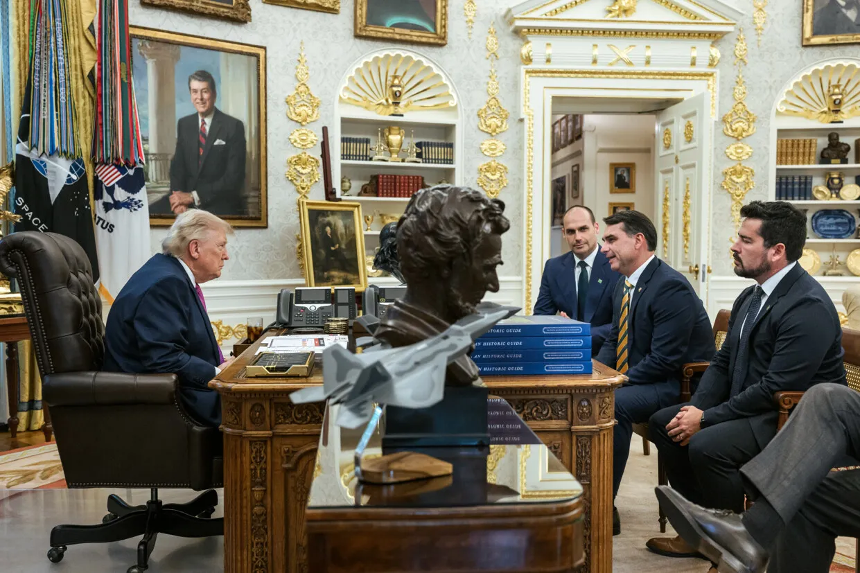 Donald Trump conversa com Flávio Bolsonaro e Eduardo Bolsonaro no Salão Oval da Casa Branca.