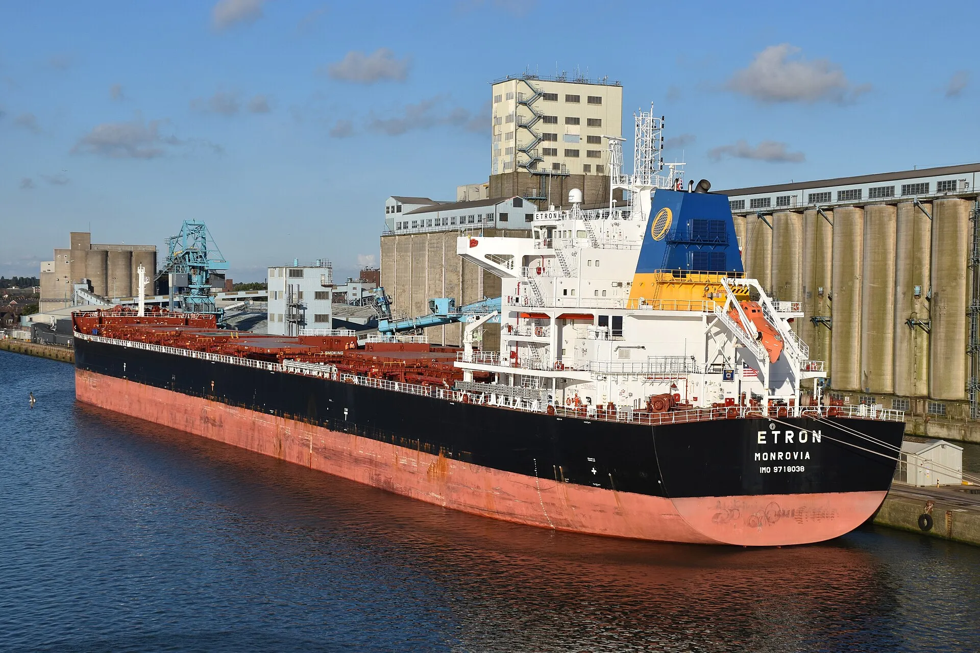 Navio graneleiro Etron atracado ao lado de silos e equipamentos do terminal de grãos de Liverpool.