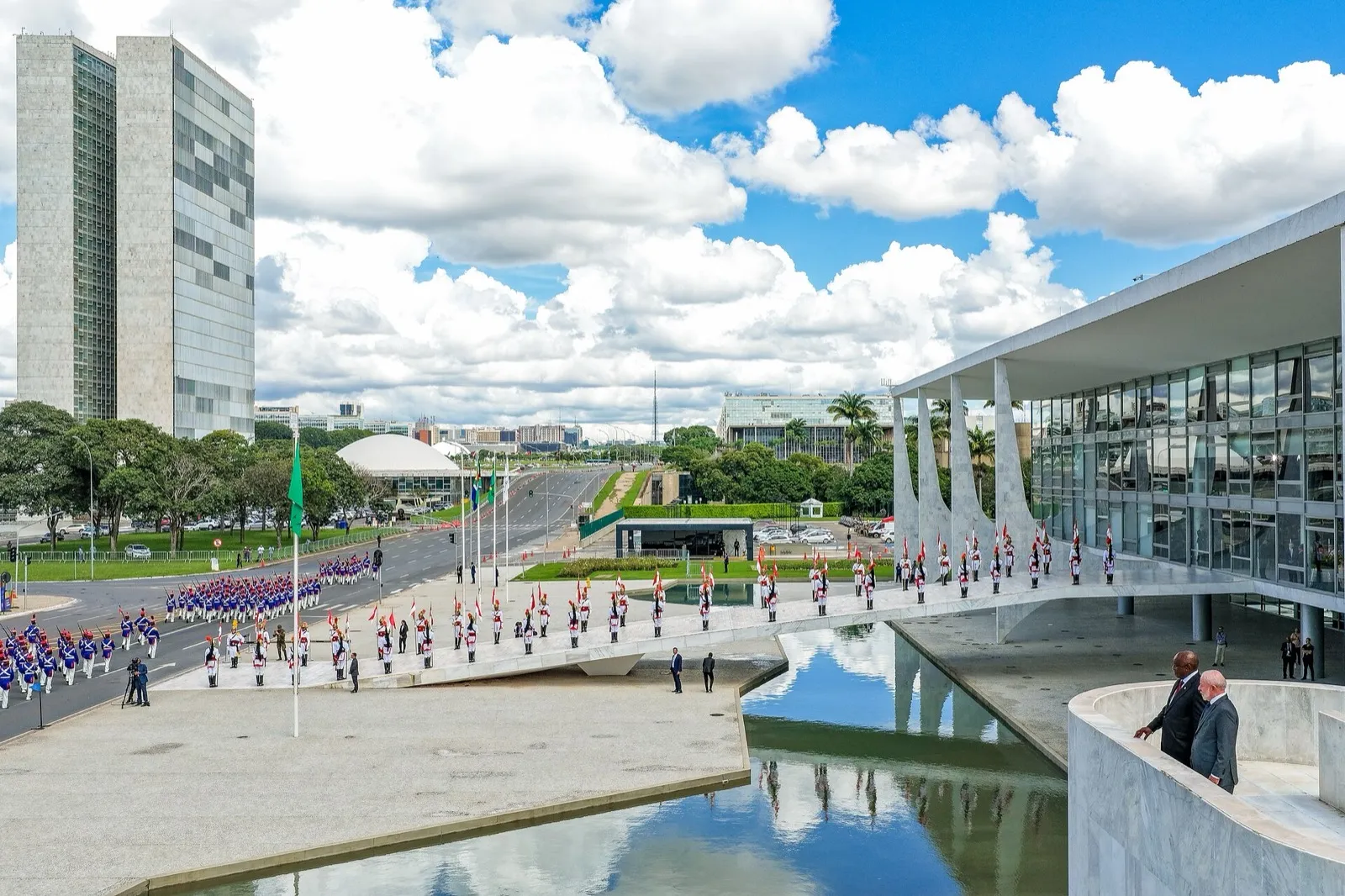 Vista do alto da rampa do Palácio do Planalto, com os Dragões da Independência perfilados e o Congresso Nacional ao fundo.
