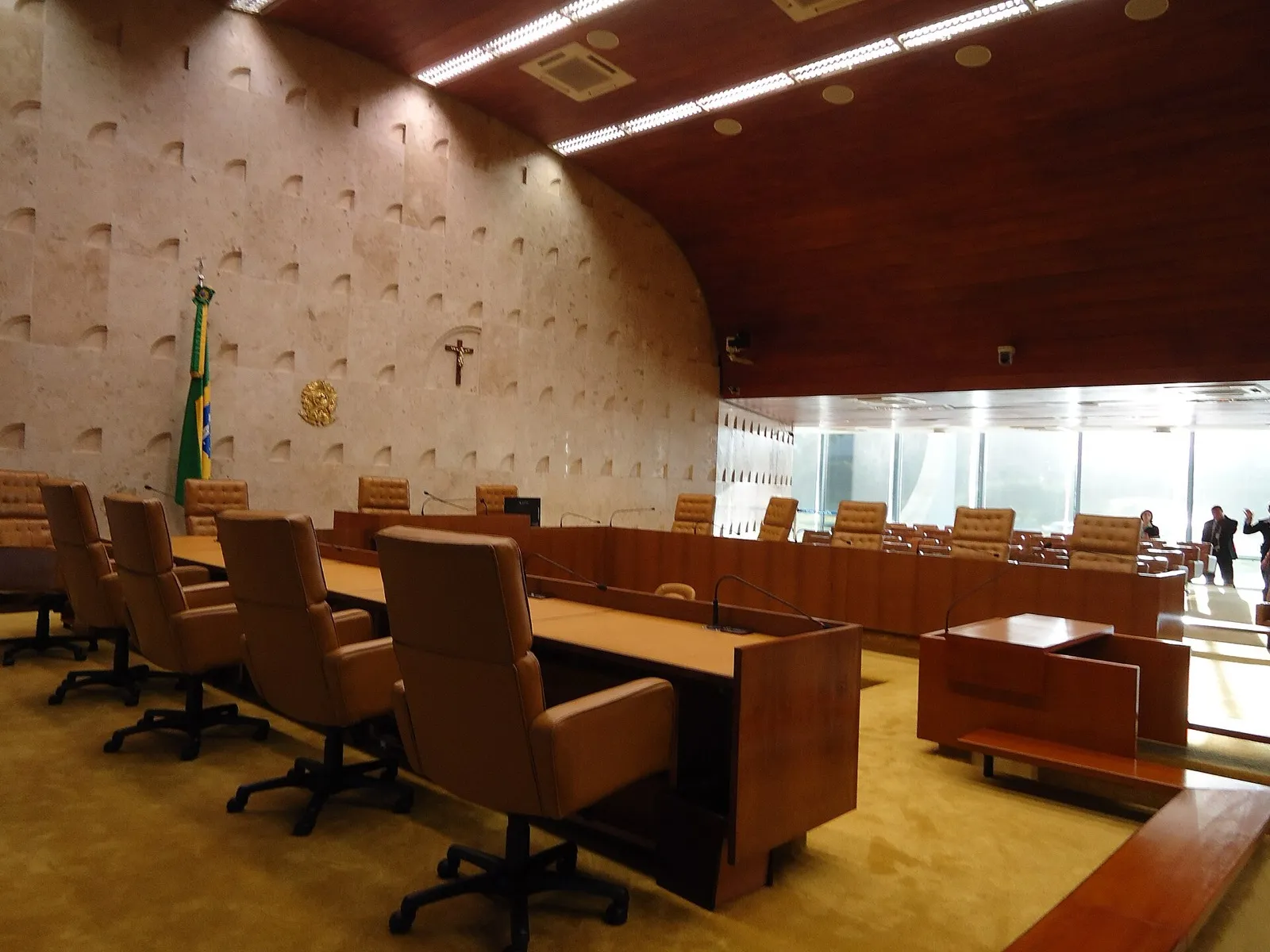 Sala do Plenário do Supremo Tribunal Federal, em Brasília, com cadeiras de couro e mesas de julgamento vazias.