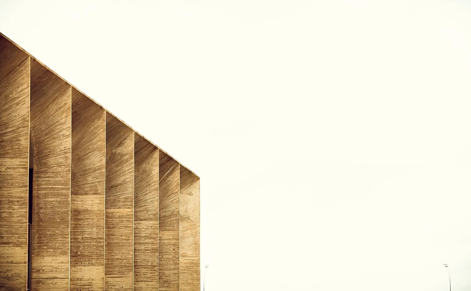 Parede de concreto com lâminas verticais e telhado inclinado, contra um céu claro, em um prédio do Palácio do Itamaraty, em Brasília.